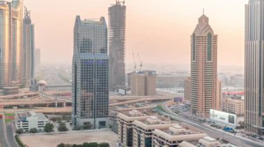 Dubai şehir silueti panoramik manzaralı metro ve araçlar en işlek otoban zaman çizelgesinde ilerliyor.