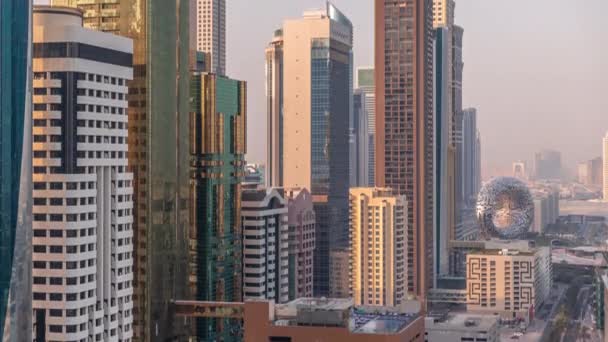 Flybilde av Dubai internasjonale finansdistrikt med mange skyskrapere. – stockvideo