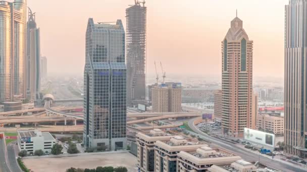 Dubaj město panoramatický výhled s metrem a vozy pohybující se na citys nejrušnější dálnice letecké timelapse — Stock video