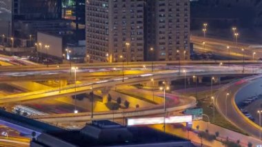 Büyük otoyol kavşağı ve üzerinde yaya köprüsü olan Dubai su kanalı..