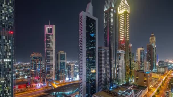 Luftaufnahme des Dubai International Financial District mit vielen Wolkenkratzern im Zeitraffer. — Stockvideo