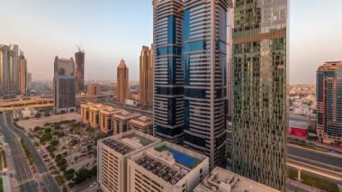 Dubai Uluslararası Finans Bölgesi 'nin birçok gökdelen zaman çizelgesiyle hava görüntüsü.