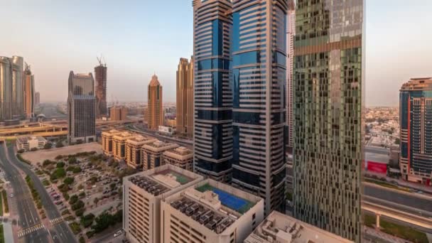 고층 건물들이 많은 두 바이 국제 금융 지구의 공중 사진. — 비디오