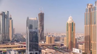 Dubai şehir silueti panoramik manzaralı metro ve araçlar en işlek otoban zaman çizelgesinde ilerliyor.