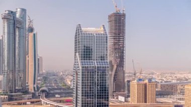 Dubai şehir silueti panoramik manzaralı metro ve araçlar en işlek otoban zaman çizelgesinde ilerliyor.