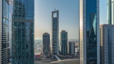 Dubai Uluslararası Finans Bölgesi 'nin birçok gökdelen zaman çizelgesiyle hava görüntüsü.
