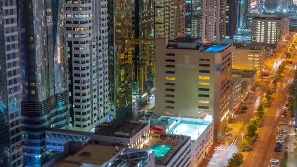 Flygfoto över Dubai International Financial District med många skyskrapor natt timelapse. — Stockvideo
