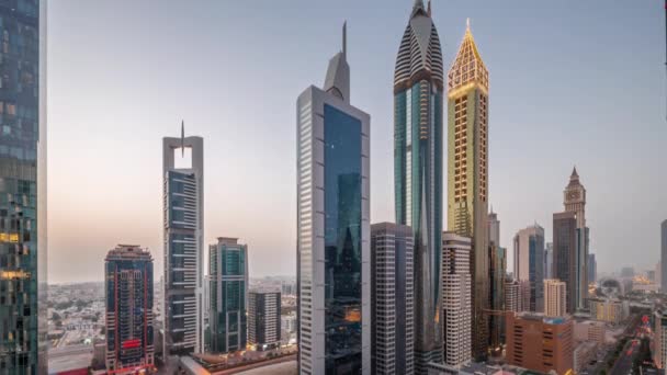 Luftaufnahme des Dubai International Financial District mit vielen Wolkenkratzern Tag-Nacht-Zeitraffer. — Stockvideo