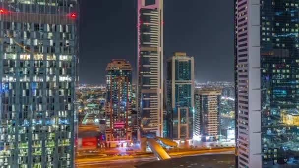 Flygfoto över Dubai International Financial District med många skyskrapor natt timelapse. — Stockvideo