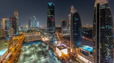 Dubai Uluslararası Finans Bölgesi 'nin birçok gökdelen gece zaman çizelgesiyle hava görüntüsü.