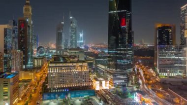 Dubai Uluslararası Finans Bölgesi 'nin birçok gökdelen gece zaman çizelgesiyle hava görüntüsü.
