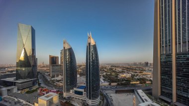 Dubai Uluslararası Finans Bölgesi 'nin birçok ofis gökdeleni zaman ayarlı panoramik görüntüsü. Gün batımında alışveriş caddesi yakınlarında trafik vardı. Dubai, BAE.