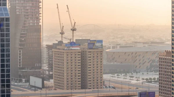 Nagy Autópálya Csomópont Dubai Vízcsatorna Gyalogos Híddal Háttérben Építési Területen — Stock Fotó