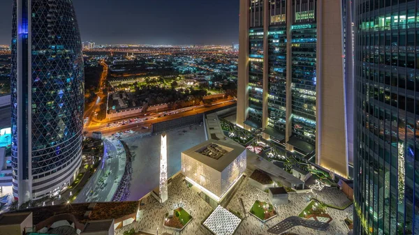 位于迪拜国际金融中心的登机门大道长廊 夜间空中穿行 它正在连接Difc的所有摩天大楼 清真寺周围有办公大楼 — 图库照片