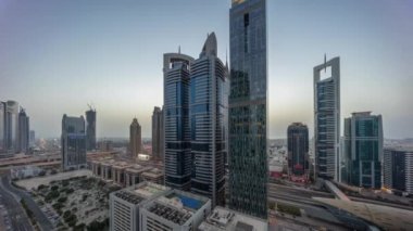 Dubai Uluslararası Finans Bölgesi 'nin hava görüntüsü. Günbegün ve gece birçok gökdelen var..