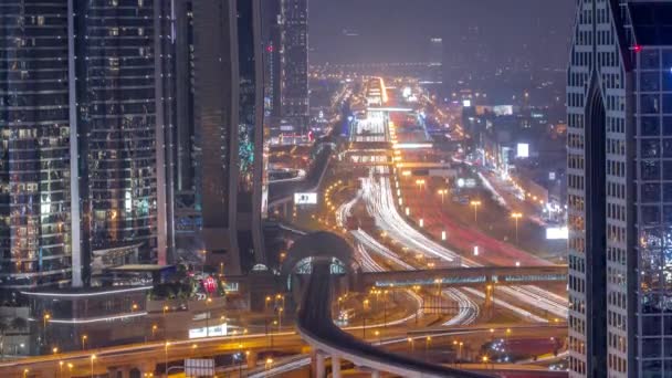 Forgalmas Sheikh Zayed Road antenna egész éjjel timelapse, metró vasúti és modern felhőkarcolók körül luxus Dubai város. — Stock videók