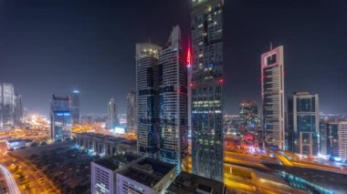 Dubai Uluslararası Finans Bölgesi 'nin tüm gece boyunca gökdelenleri olan havadan görüntüsü.