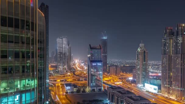Dubai şehir silueti panoramik manzaralı metro ve arabalar en yoğun otoban havacılık gece zaman çizelgesi üzerinde hareket ediyor — Stok video