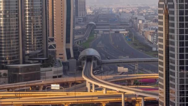Ocupado Sheikh Zayed Road timelapse aéreo, metro ferroviario y rascacielos modernos en la lujosa ciudad de Dubai. — Vídeos de Stock