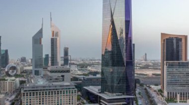 Dubai Uluslararası Finans Bölgesi 'nin hava görüntüsü. Günbegün ve gece birçok gökdelen var..