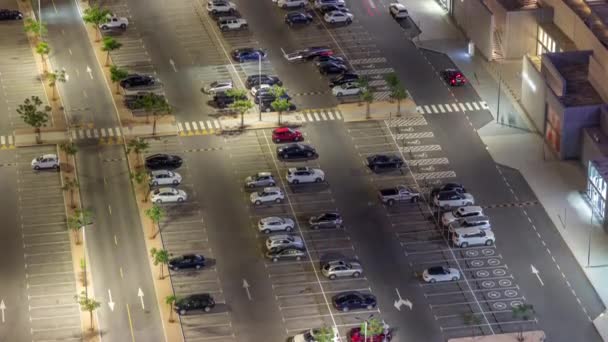 Reihen von Autos, die auf einem Parkplatz zwischen den Linien geparkt sind, von oben betrachtet Zeitraffer in der Nacht — Stockvideo