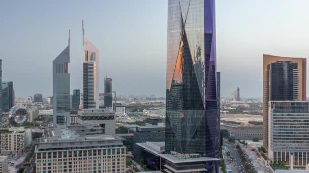 Vista aérea del Distrito Financiero Internacional de Dubái con muchos rascacielos día a noche timelapse. — Vídeo de stock