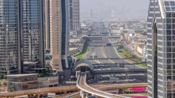 Ocupado Sheikh Zayed Road aéreo todo el día timelapse, metro ferrocarril y rascacielos modernos alrededor en la ciudad de lujo de Dubai. — Vídeo de stock