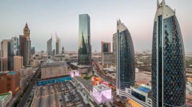 Dubai Uluslararası Finans Bölgesi 'nin hava görüntüsü. Günbegün ve gece birçok gökdelen var..