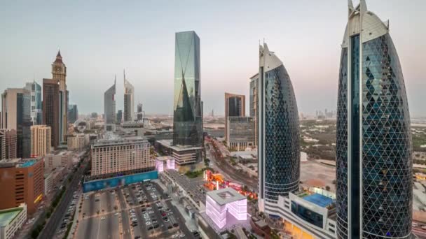 Luftaufnahme des Dubai International Financial District mit vielen Wolkenkratzern Tag-Nacht-Zeitraffer. — Stockvideo