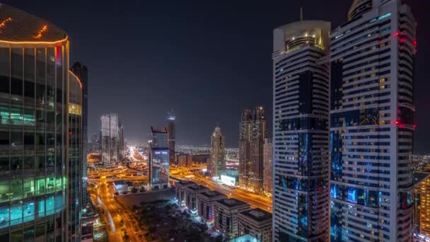Luchtfoto van Dubai International Financial District met veel wolkenkrabbers nachtelijke tijdspanne. — Stockvideo