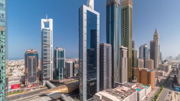 Dubai Uluslararası Finans Bölgesi 'nin tüm gün boyunca birçok gökdeleni olan hava manzarası. — Stok video