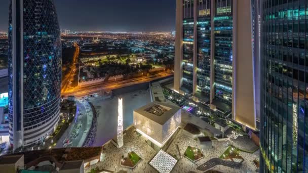 位于迪拜国际金融中心的登机门大道长廊，夜间空中穿行. — 图库视频影像