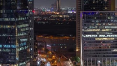 Dubai, BAE 'de finans bölgesi yakınlarındaki Al Saada caddesindeki trafiğin Skyline görüntüsü.