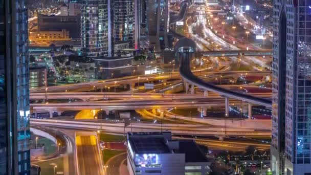 Meşgul Şeyh Zayed Yolu kesişme zamanı hava gece zaman çizelgesi, metro yolu ve lüks Dubai şehrindeki modern gökdelenler.. — Stok video