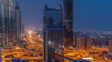 Dubai şehrinin ufuk çizgisi panoramik manzarası metro ve arabalarla hareket halindeki şehirler en yoğun karayolu gece gündüz...