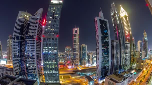 Flygfoto över Dubai International Financial District med många skyskrapor hela natten timelapse. — Stockvideo