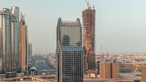 Панорамный вид на город Дубай с метроном и автомобилями, движущимися по самому оживленному шоссе города — стоковое видео