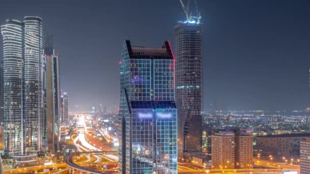 Panoramiczny widok miasta Dubaj z metra i samochodów poruszających się po najbardziej ruchliwej autostrady miejskiej anteny całą noc timelapse — Wideo stockowe