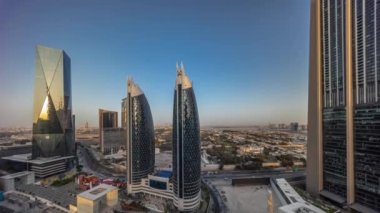 Dubai Uluslararası Finans Bölgesi 'nin birçok gökdelen zaman çizelgesiyle hava görüntüsü.