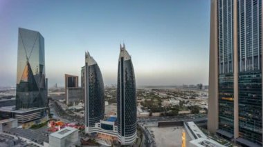 Dubai Uluslararası Finans Bölgesi 'nin hava görüntüsü. Günbegün ve gece birçok gökdelen var..
