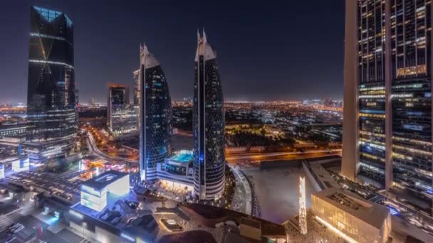 고층 건물 이 많은 두 바이 국제 금융 지구의 공중에서 바라본 야간 시간대. — 비디오
