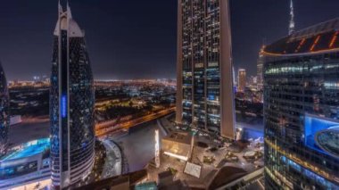Dubai Uluslararası Finans Bölgesi 'nin birçok gökdelen gece zaman çizelgesiyle hava görüntüsü.