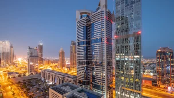 Vue aérienne du quartier financier international de Dubaï avec de nombreux gratte-ciel nuit au jour le jour. — Video