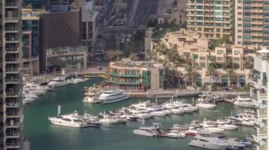 Limanda yüzen yatların hava görüntüsü..