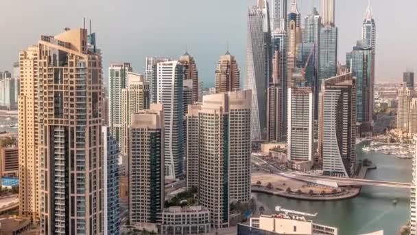 Blick auf verschiedene Wolkenkratzer im höchsten Wohnblock der Dubai Marina im Zeitraffer — Stockvideo