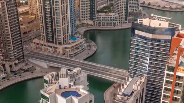 Dubai Marina Rıhtımı ve şehir gezinti zamanı yukarıdan. — Stok video