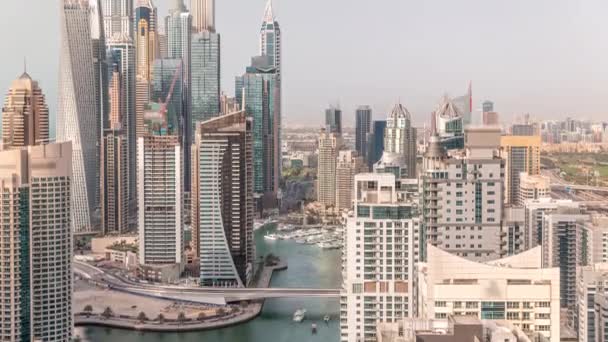 Dubai Marina Havaalanı 'nın en uzun bloğundaki çeşitli gökdelenlerin görüntüsü — Stok video