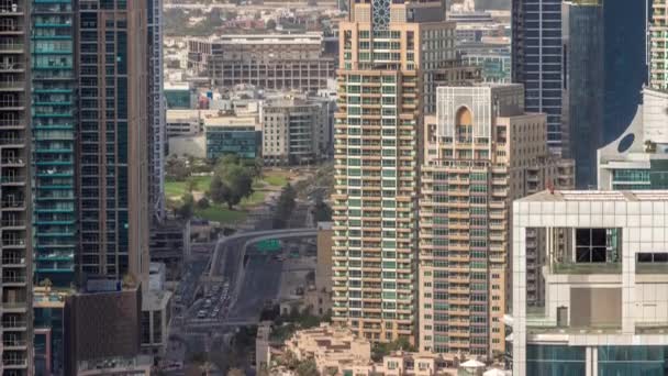 Dubai Marina y Media City distritos con rascacielos modernos y edificios de oficinas timelapse aéreo. — Vídeos de Stock
