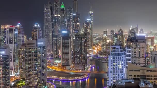 Widok różnych drapaczy chmur w najwyższym bloku wzajemnym w Dubai Marina antenowej nocy timelapse — Wideo stockowe