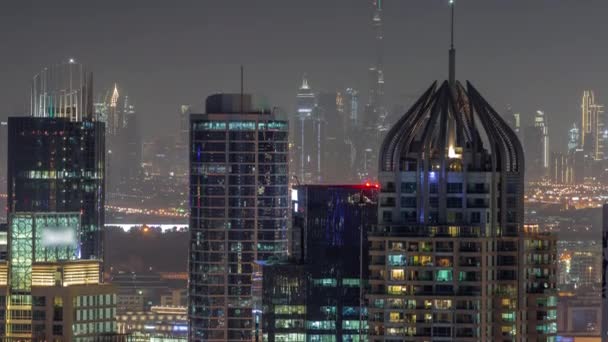 Dubai Marina e Media City distretti con grattacieli moderni ed edifici per uffici timelapse notte aerea. — Video Stock